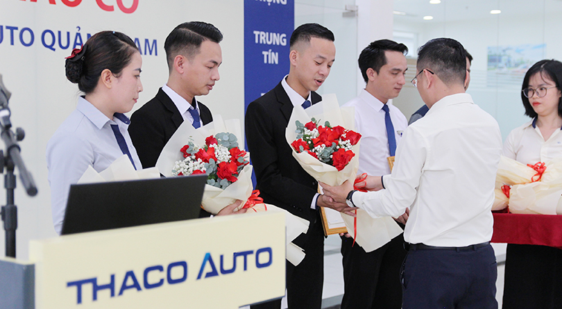 Lễ chào cờ tháng 9: THACO AUTO Quảng Nam đẩy mạnh phục vụ khách hàng sau nghị định giảm 50% lệ phí trước bạ